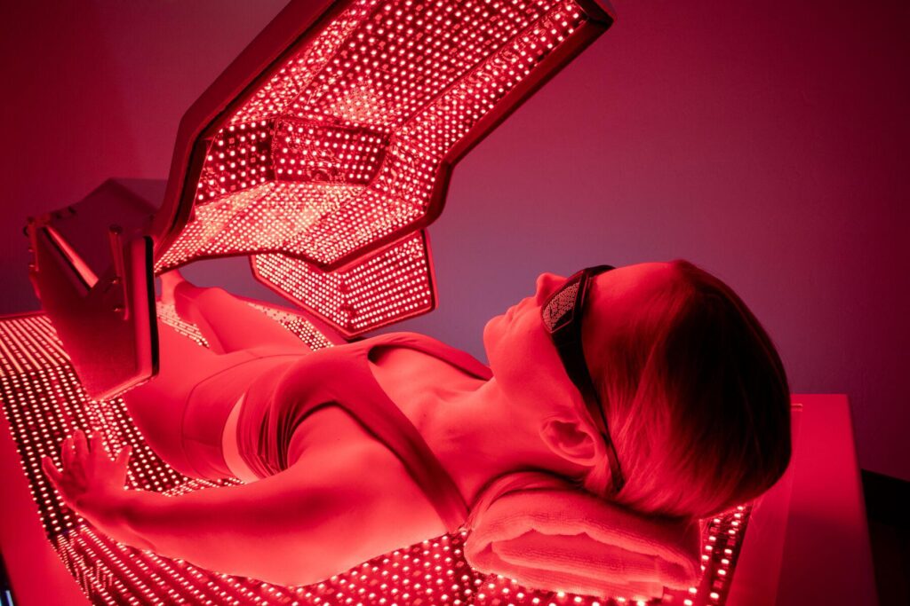 xxl_red-light-therapy-bed-vitality-suites-woman-blog-canyon-ranch-tucson